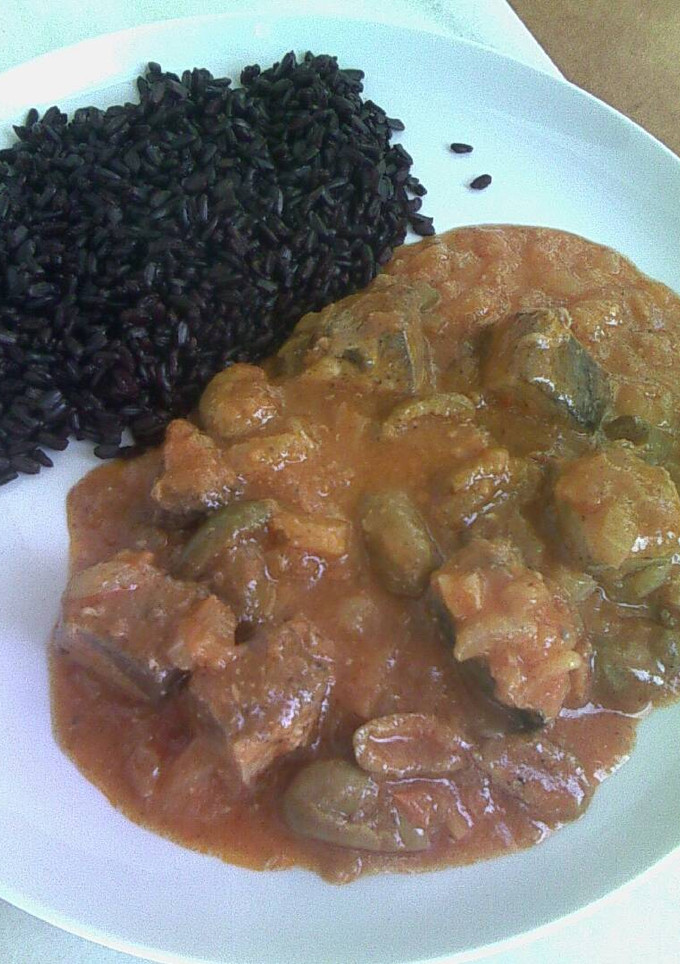 Una foto de Melva con tomate y aceitunas