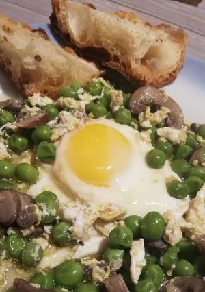 Foto di Zuppa di piselli, funghi e uova in camicia