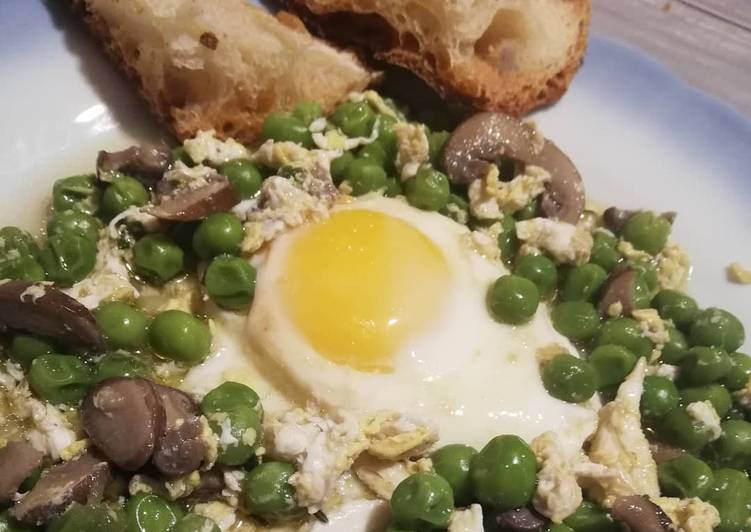 Zuppa di piselli, funghi e uova in camicia