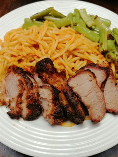 Una foto de Cerdo barbacoa, Espaguetis con Tomates Frescos, Habichuelas salteadas