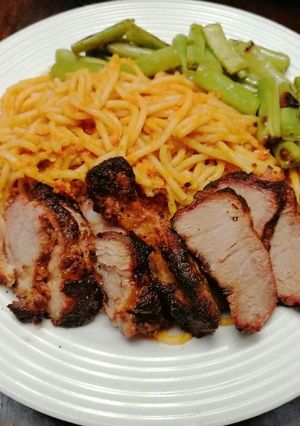 Una foto de Cerdo barbacoa, Espaguetis con Tomates Frescos, Habichuelas salteadas