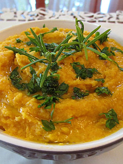 Una foto de Hummus de zanahoriay garbanzos al romero-veggie