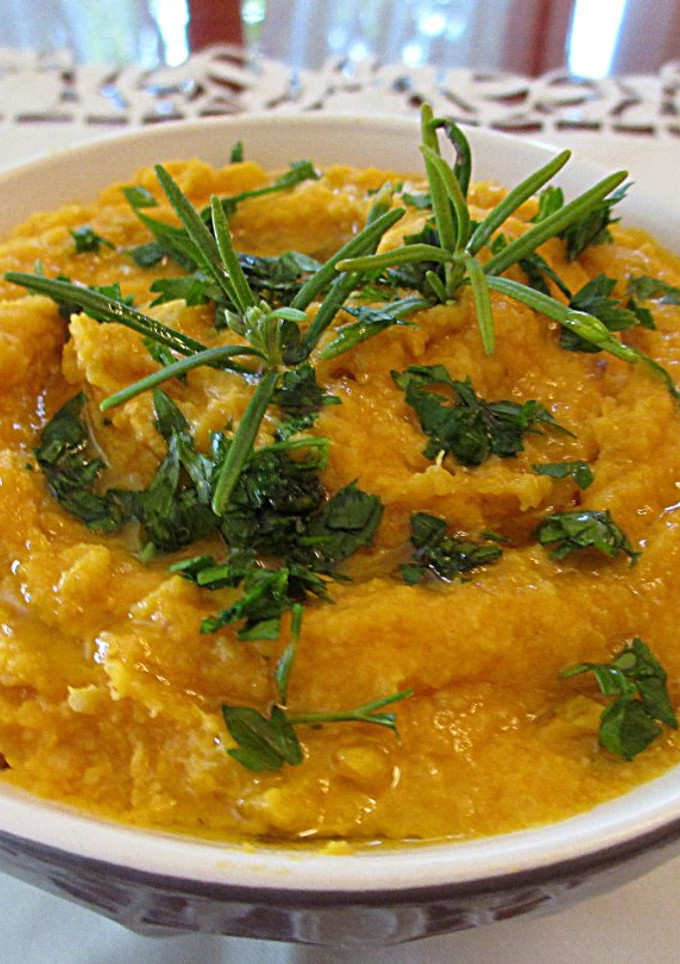 Una foto de Hummus de zanahoriay garbanzos al romero-veggie