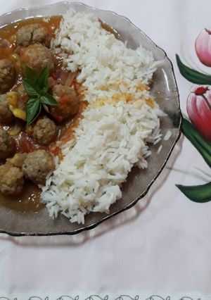 Una foto de Albóndigas en salsa con arroz
