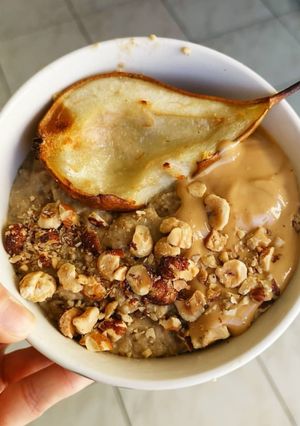 Une photo de Porridge healthy poire peanut butter et noisettes