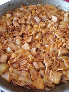 Una foto de Fideos tostados con atún