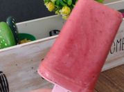 Una foto de helado de frutilla