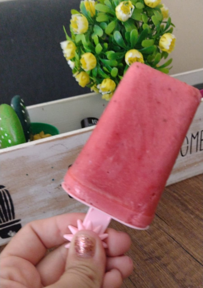 Una foto de Helado de frutilla súper sano y ricoooo