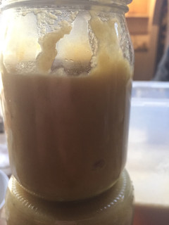 Una foto de Compota de manzana con vino blanco y caramelo salado