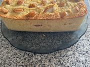 Una foto de budín de pera y coco