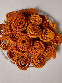 ચકરી (Chakri Recipe In Gujarati) રેસીપી મુખ્ય ફોટો