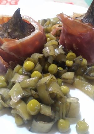Foto principal de Alcachofas con jamón, habas y guisantes
