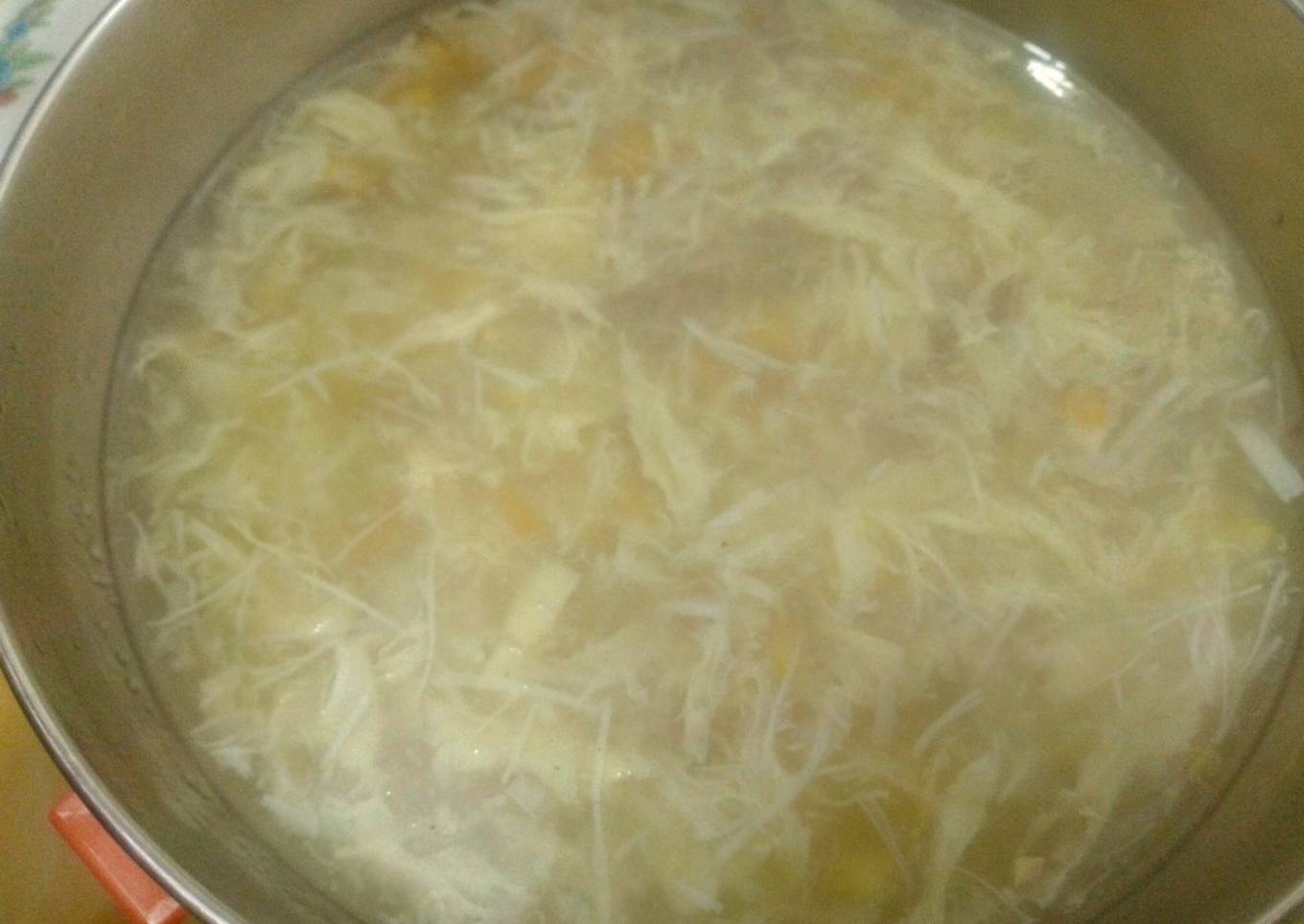 Soup sirip ikan hiu. Kepiting. Ayam (huchi)