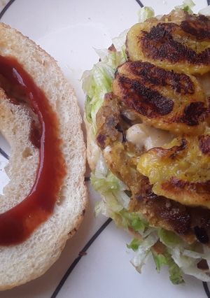 Una foto de Hambuguesas🍔 de arvejas con tajadas de plátano🍌 maduro