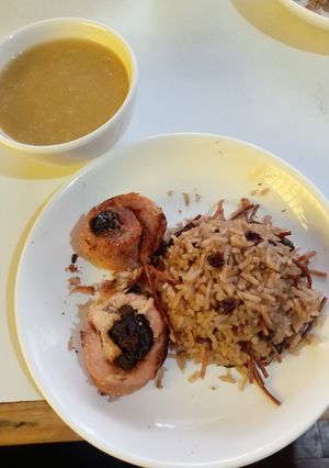 Una foto de Enrollado de Pavo con Arroz Árabe y Puré de Manzana
