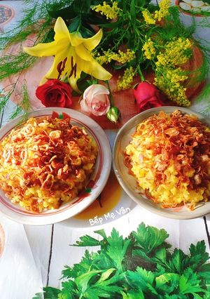 Hình của món Xôi nghệ chim cút thịt gà.