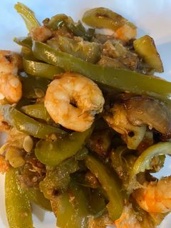 Una foto de Espectáculo de verduras con langostinos