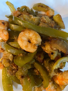 Una foto de Espectáculo de verduras con langostinos
