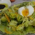 Ensalada templada al huevo 'mollet'
