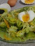 Ensalada templada al huevo 'mollet'
