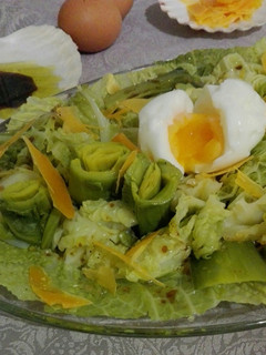 Una foto de Ensalada templada al huevo 'mollet'