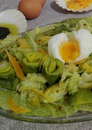 Una foto de Ensalada templada al huevo 'mollet'