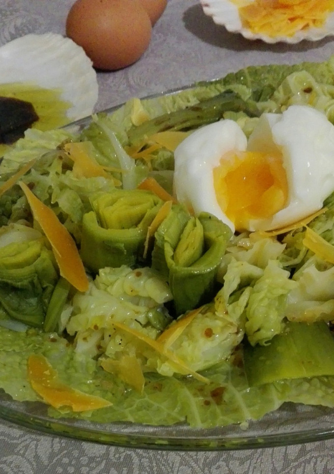 Una foto de Ensalada templada al huevo 'mollet'