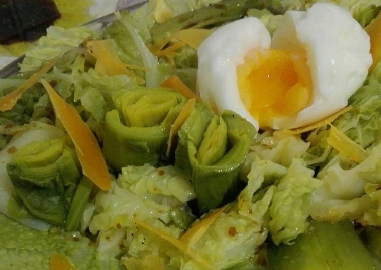 Ensalada templada al huevo 'mollet'