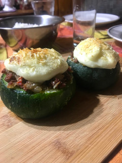 Una foto de Zapallitos rellenos con salsa blanca
