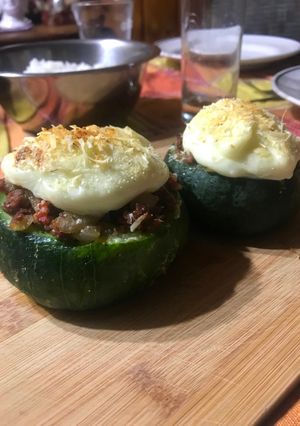 Una foto de Zapallitos rellenos con salsa blanca