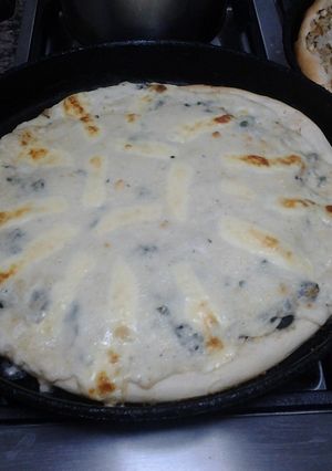 Una foto de Pizza de acelga y bechamel. Fugazza