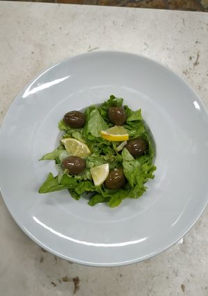 A picture of Classical Green Salad.