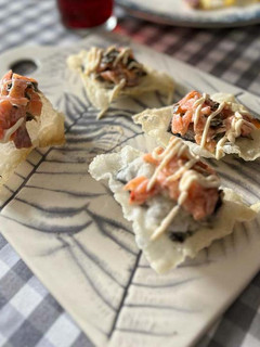 Una foto de Crujiente de Alga Nori en pan de arroz con Salmón