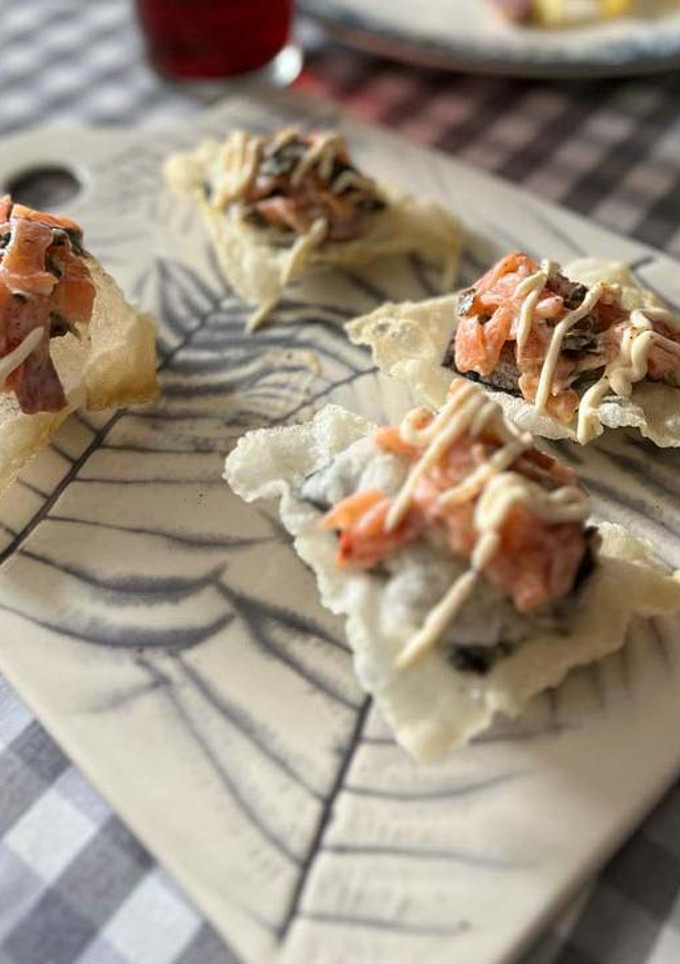 Una foto de Crujiente de Alga Nori en pan de arroz con Salmón