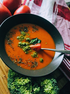 Foto principal de Crema de tomates asados con pesto de brócoli