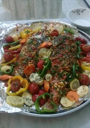 صورة لوصفة سمك مشوي مزين بالخضار