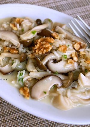 Foto di Risotto ai funghi giapponesi e noci