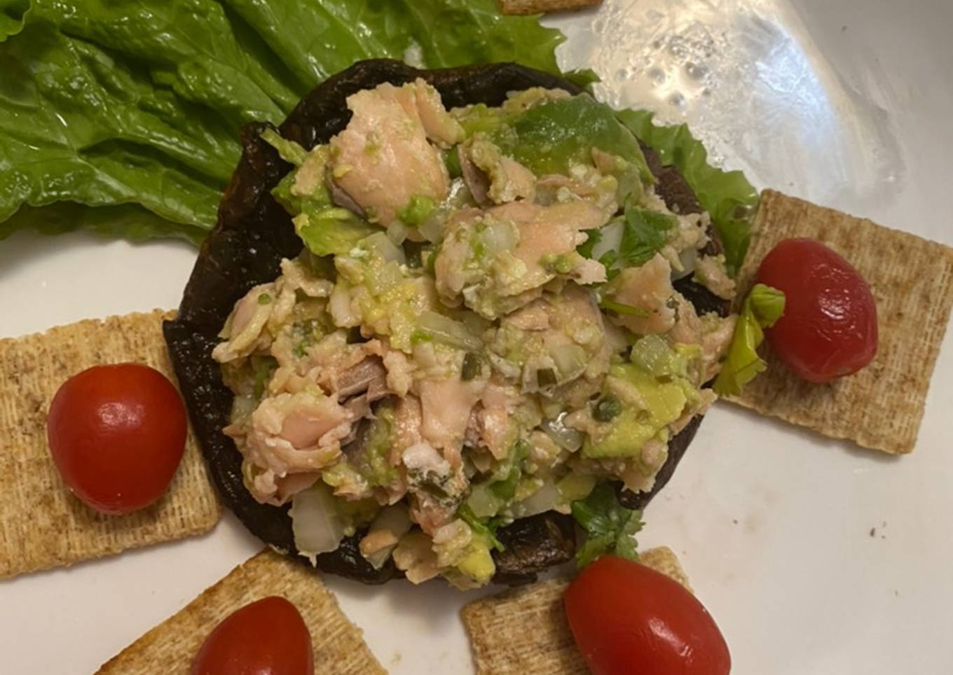 Hongos rellenos de salmón y guacamole