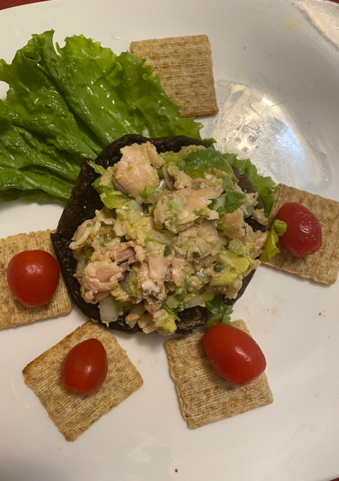 Una foto de Hongos rellenos de salmón y guacamole