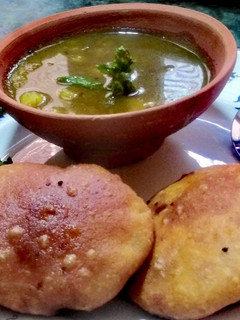 राजस्थानी प्याज़ की कचौडी और आलू की सब्जी रेसिपी मुख्य फोटो