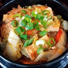 A picture of Braised tofu, Napa and vermicelli in a stonepot 豆腐粉丝白菜煲.