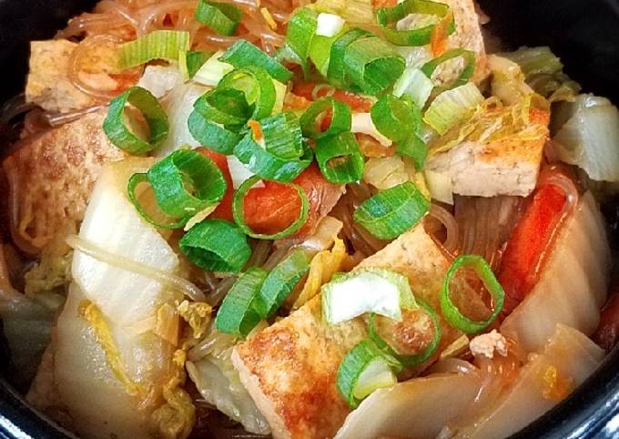 Braised tofu, Napa and vermicelli in a stonepot 豆腐粉丝白菜煲