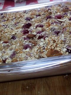 Una foto de Crumble de peras y frambuesas