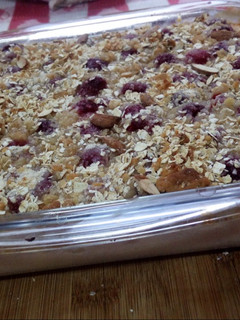 Una foto de Crumble de peras y frambuesas
