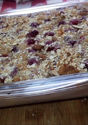Una foto de Crumble de peras y frambuesas
