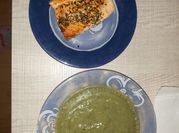 Una foto de crema de berenjena y calabacin