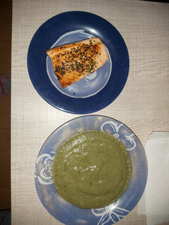 Una foto de Crema de calabacín y berenjena con salmón