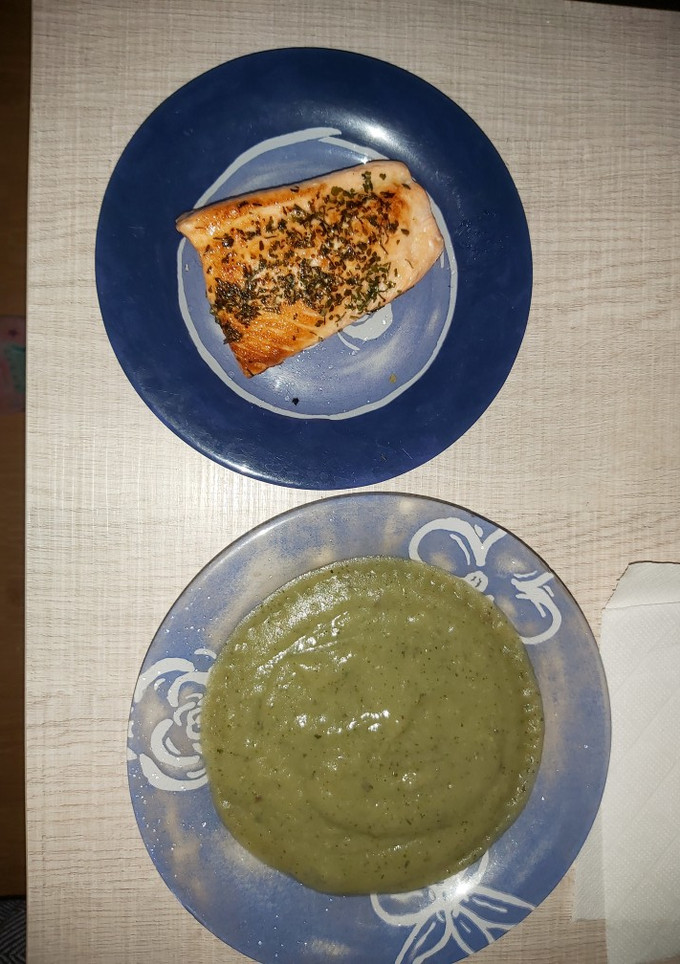 Una foto de Crema de calabacín y berenjena con salmón
