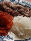 Bistec con salsa de soya y zanahorias fritas
