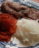 Bistec con salsa de soya y zanahorias fritas